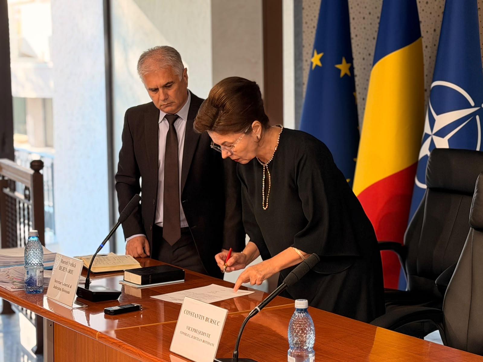 ACUM: O profesoară de la Botoșani a depus jurământul în plenul Consiliului Județean – VIDEO 