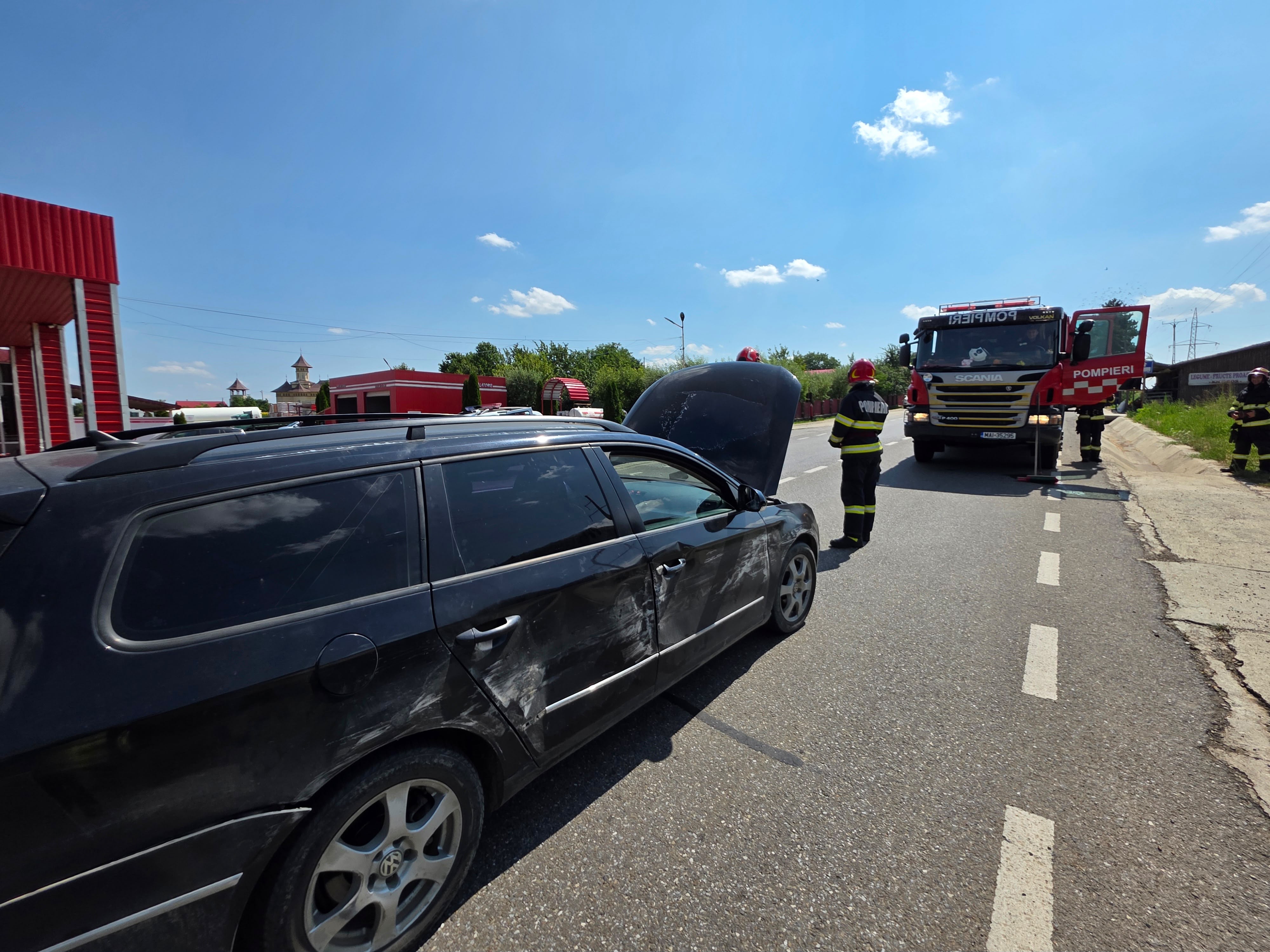 Impact violent: Doi tineri au fost transportați de urgență la spital