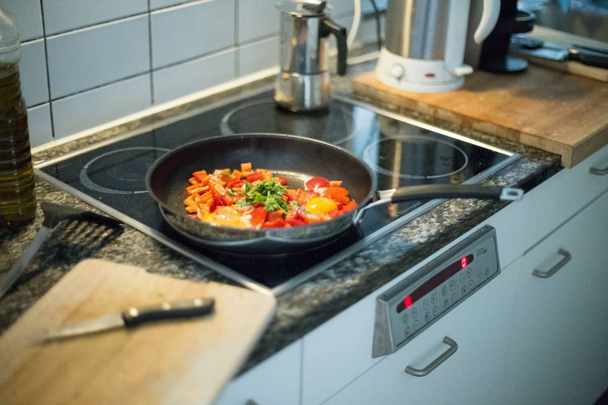De ce ai nevoie de vase de gatit speciale pentru plita cu inductie si ce risti daca nu le folosesti