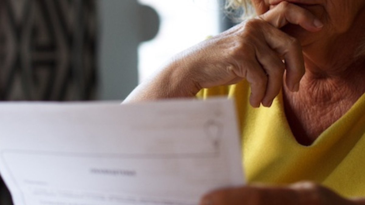 Noutăți din lege: Pensionarii trebuie să scoată mai mulți bani din buzunar pentru recalculare. Cât costă o adeverință de venit în 2025?