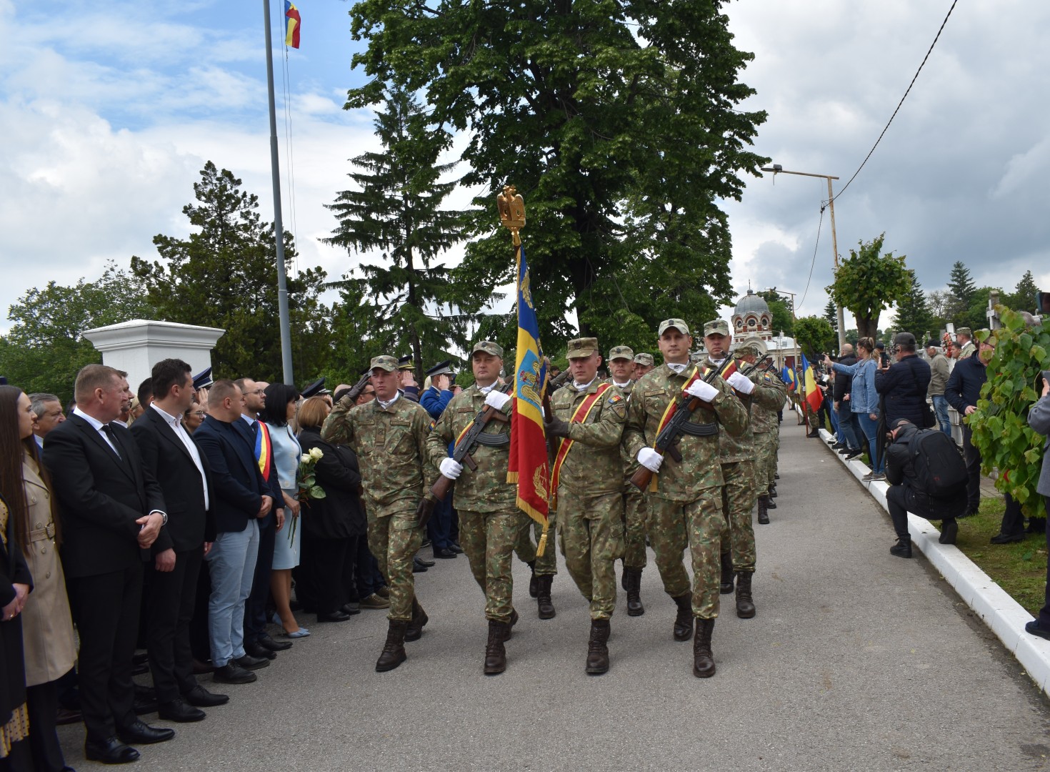 CLIPUL ZILEI: Defilarea militarilor botoșăneni la Ziua Eroilor 