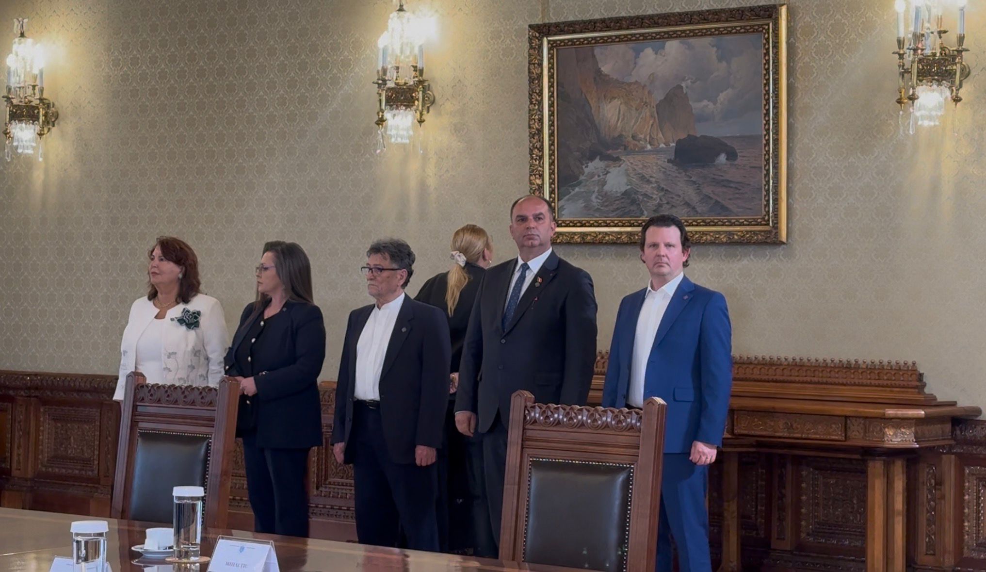 Șoșoacă, live de la Cotroceni înainte de consultări: A felicitat o angajată a Administrației Prezidențiale