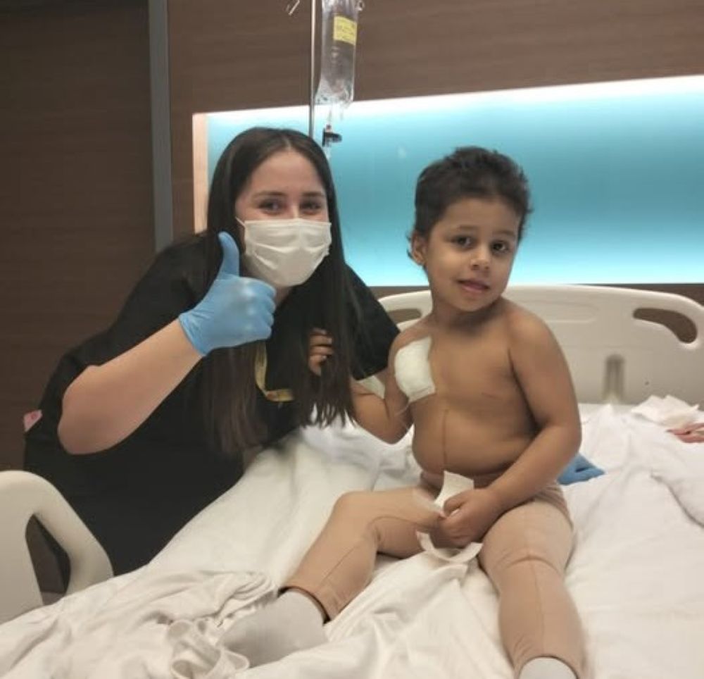 Fiți parte din salvarea unei copilării: Denisa mai are nevoie de aproape 13.000 de euro - Să strângem împreună ce a mai rămas