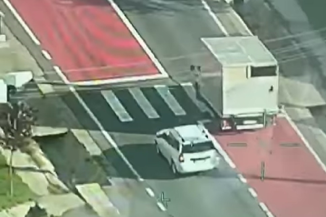 Depășire periculoasă văzută din elicopterul Poliției pe un drum din Botoșani - VIDEO