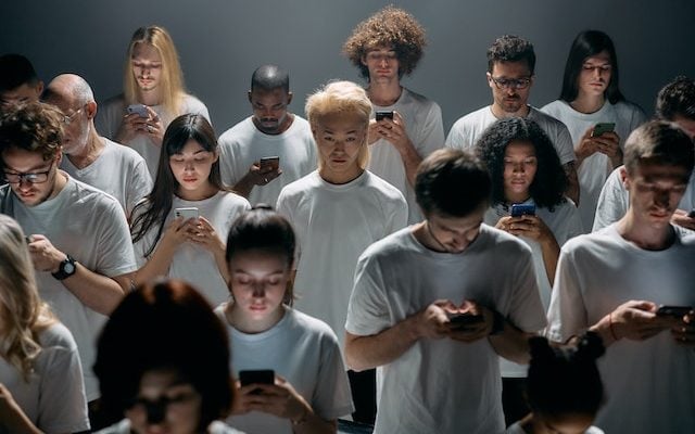 Pericolul din ecran afectează botoșănenii: Cu toții suntem dependenți de telefon – VIDEO 