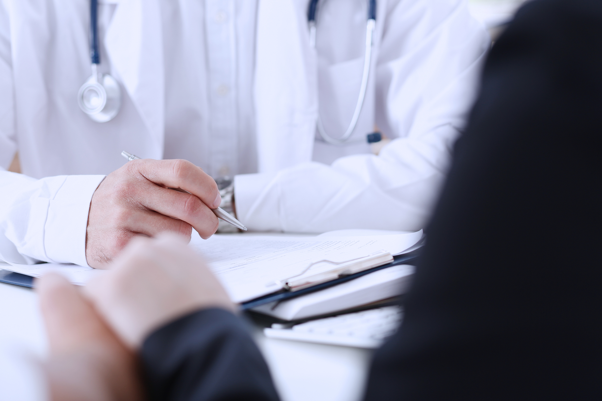 Medic de la Botoșani anchetat pentru servicii acordate doar pe hârtie: Începe procesul la Tribunal, 100.000 de euro găsiți la percheziții 