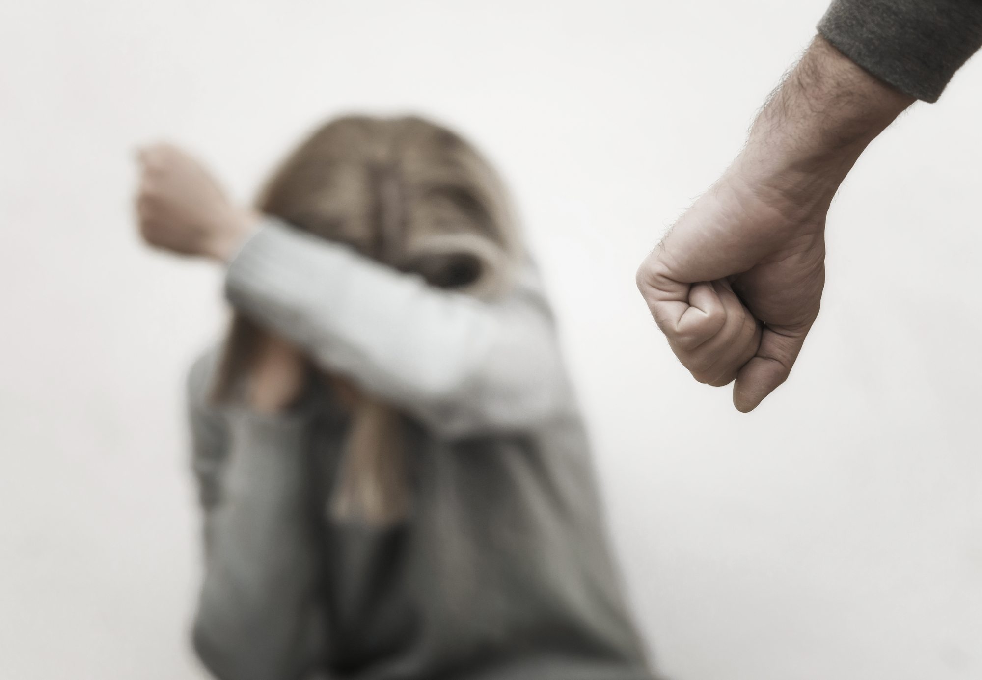 Botoșăneancă bătută de propriul soț: Bărbatul a fost scos din casă cu Poliția