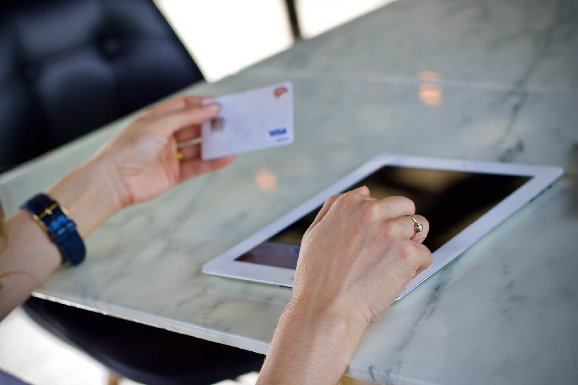 Apare APLICAȚIA care va uni permisul, paşaportul, actele de studii şi cardul bancar