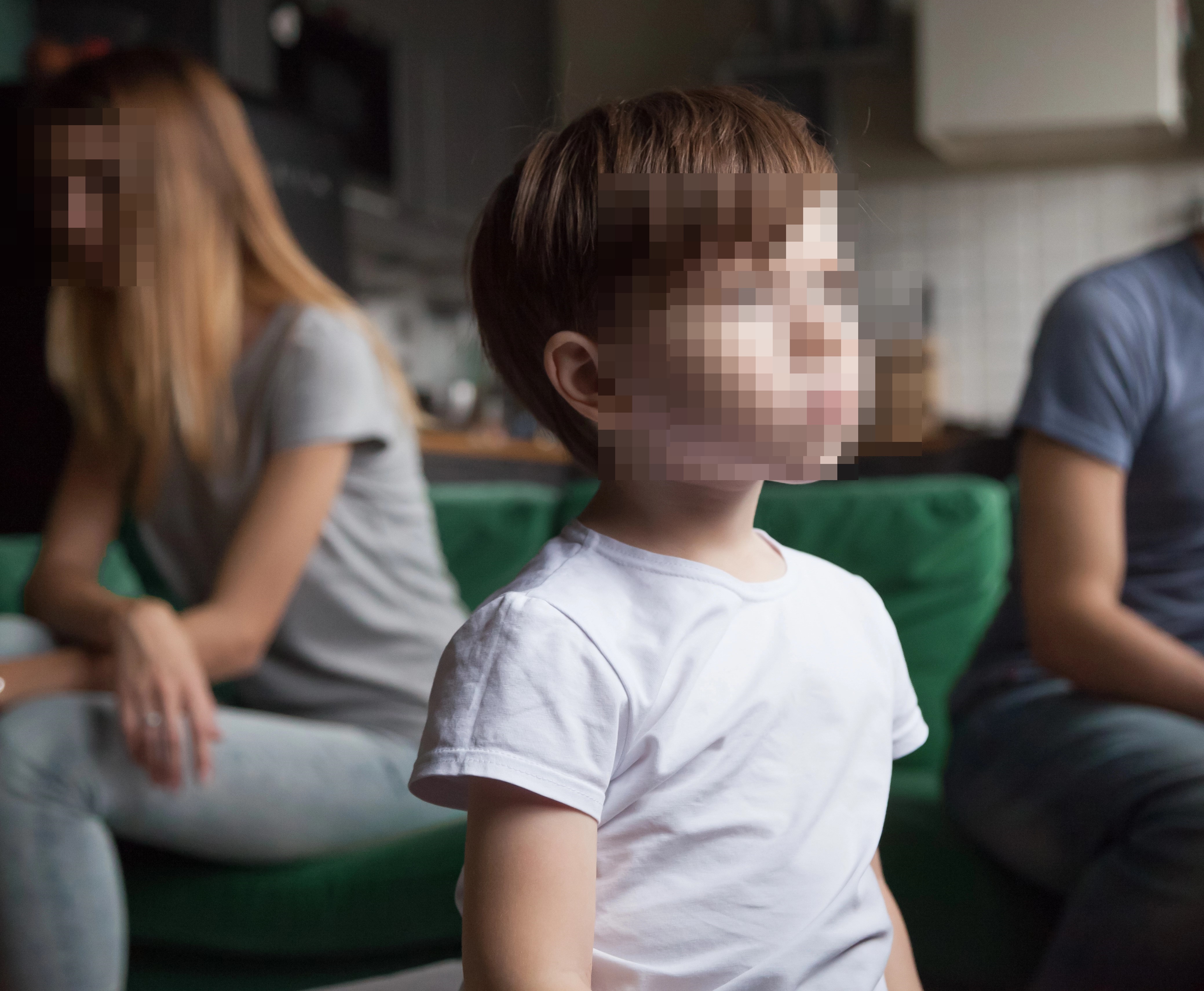 SCANDAL cu înjurături într-o familie: O botoșăneancă NU mai are voie să-și vadă nepoțelul