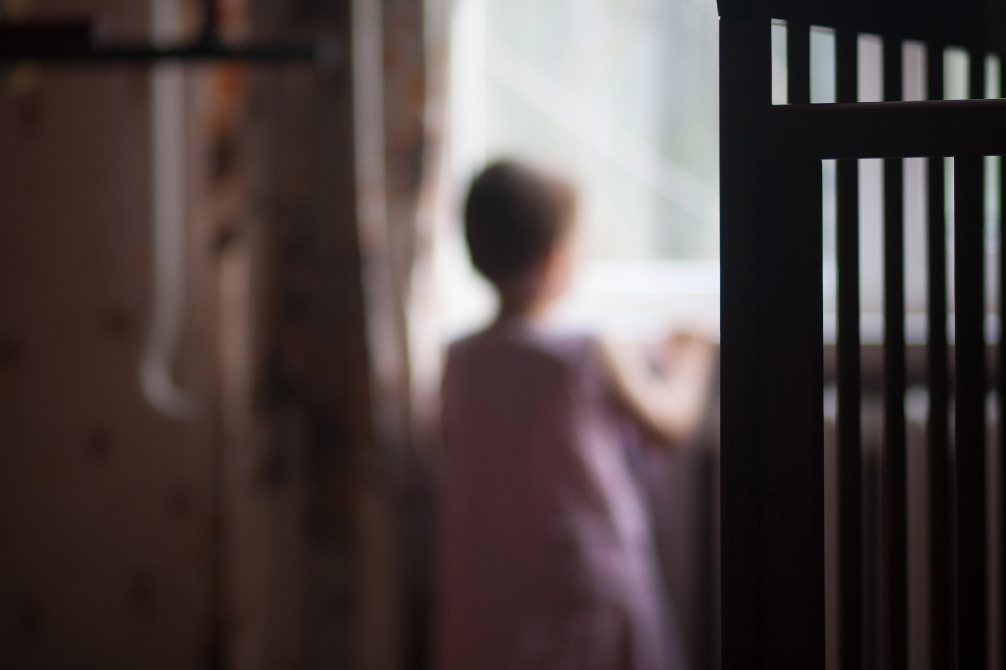 Doi frățiori au rămas orfani de mamă, au nevoie de la alimente la haine și rechizite: Nu-i mai poate mângâia și îmbrățișa niciodată