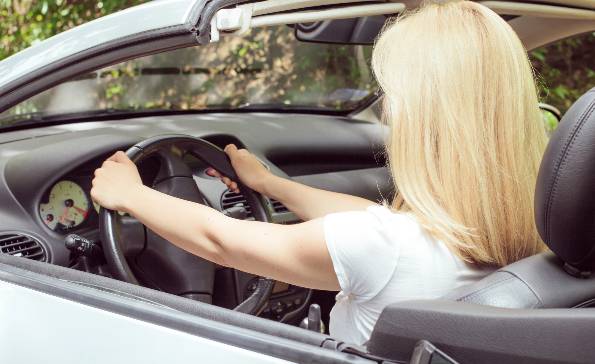 Fără permis, dar cu tupeu: Tânără de 22 de ani prinsă la plimbare pe un drum din județ