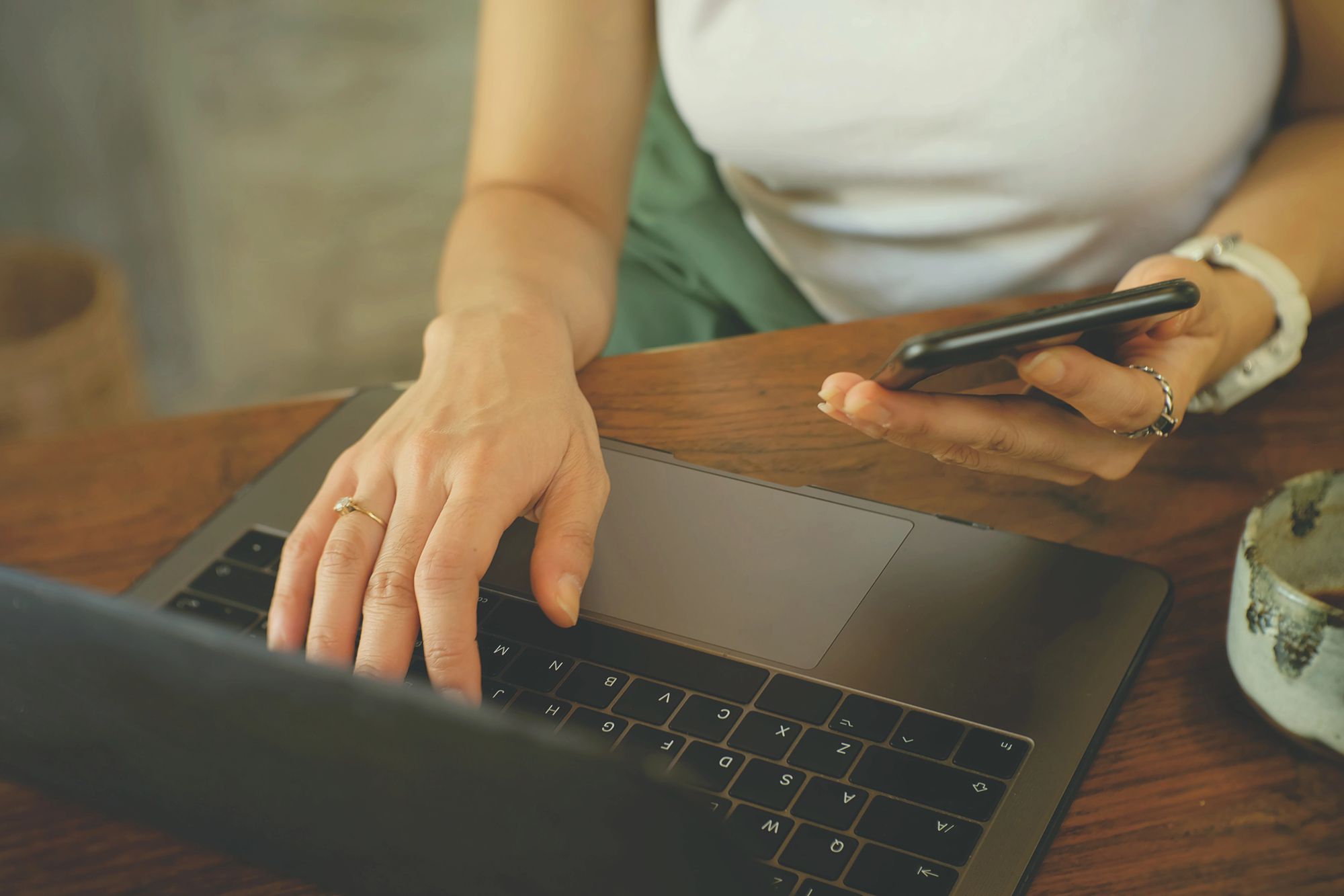 Videoclipuri șocante postate online, o botoșăneancă în pericol a cerut ajutorul polițiștilor 