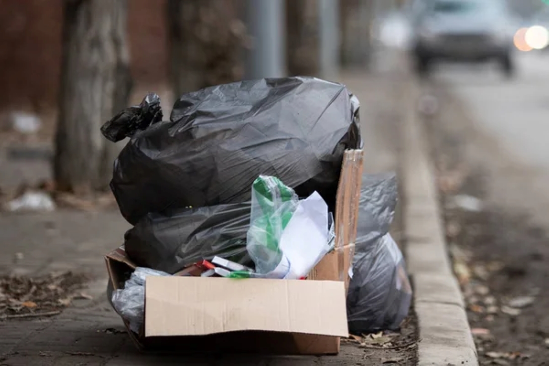 Botoșănean AMENDAT de dimineață de polițiștii locali după ce „și-a dus” gunoiul