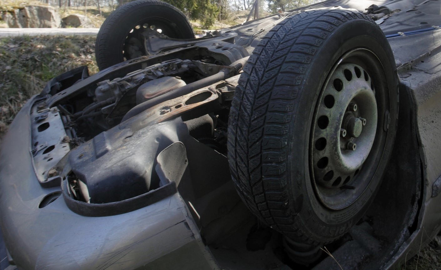 Șoferiță de 80 de ani din Botoșani transportată de urgență la spital după ce a căzut cu mașina într-o râpă