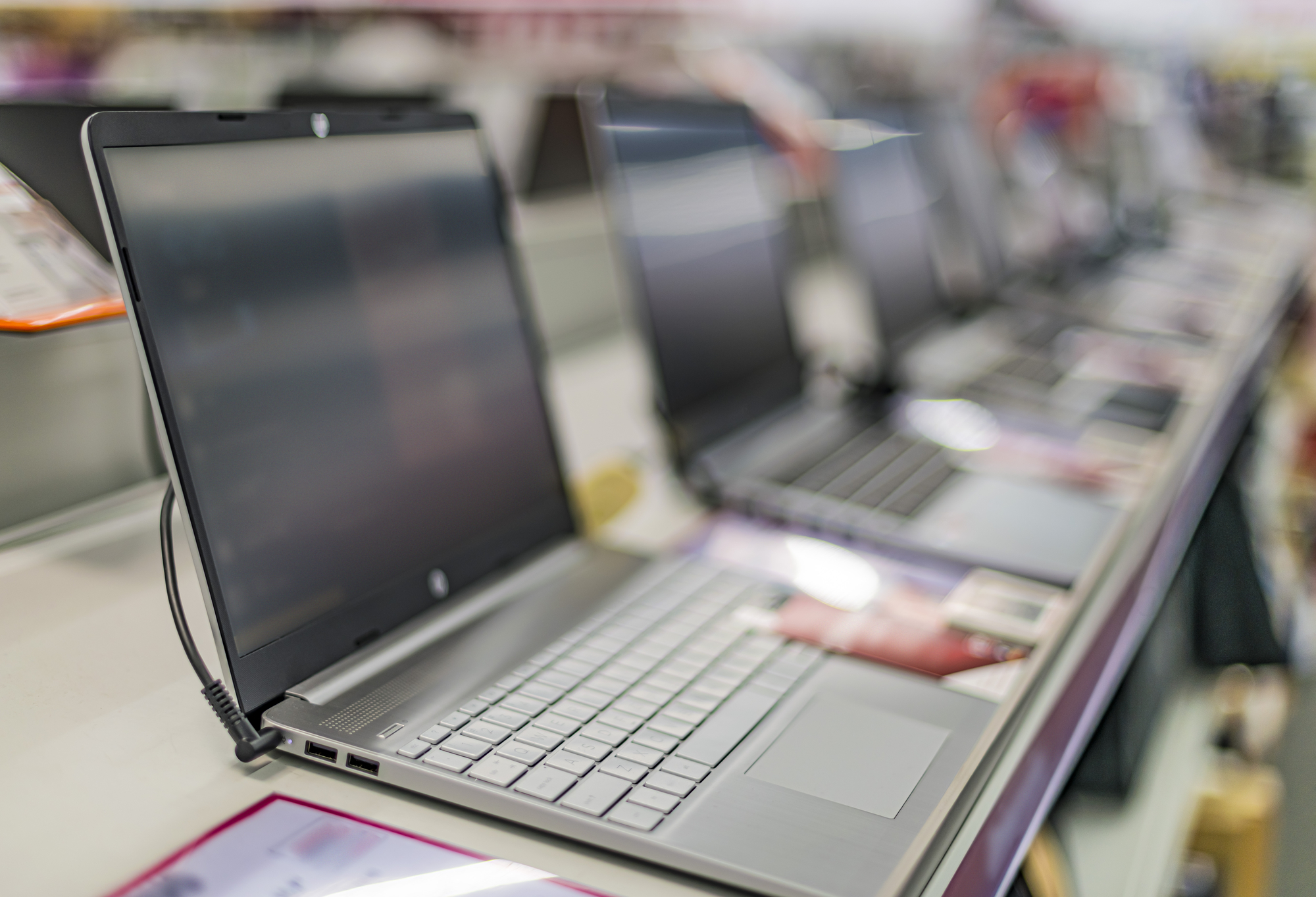 Tablete, laptopuri și alte echipamente noi în peste 20 de școli din Botoșani – LISTA 