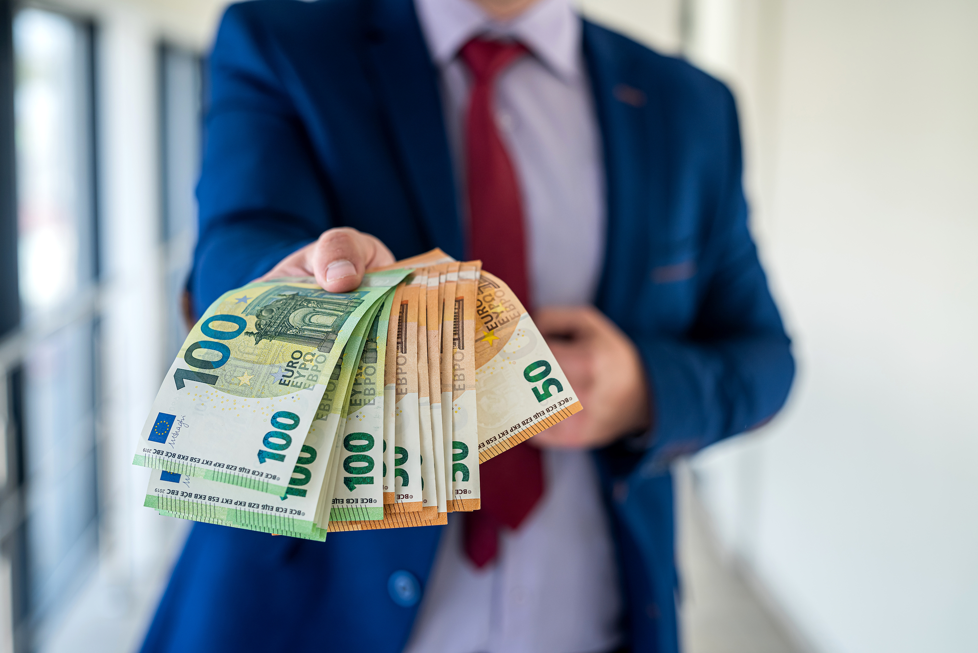 Locul de muncă plătit cu mii de euro, neatrăgător pentru tineri: CARE sunt cerințele patronilor