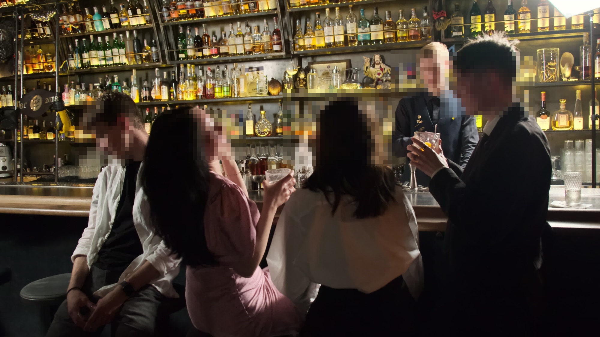  SCANDAL la o terasă, tânăr amenințat și stropit cu cafea