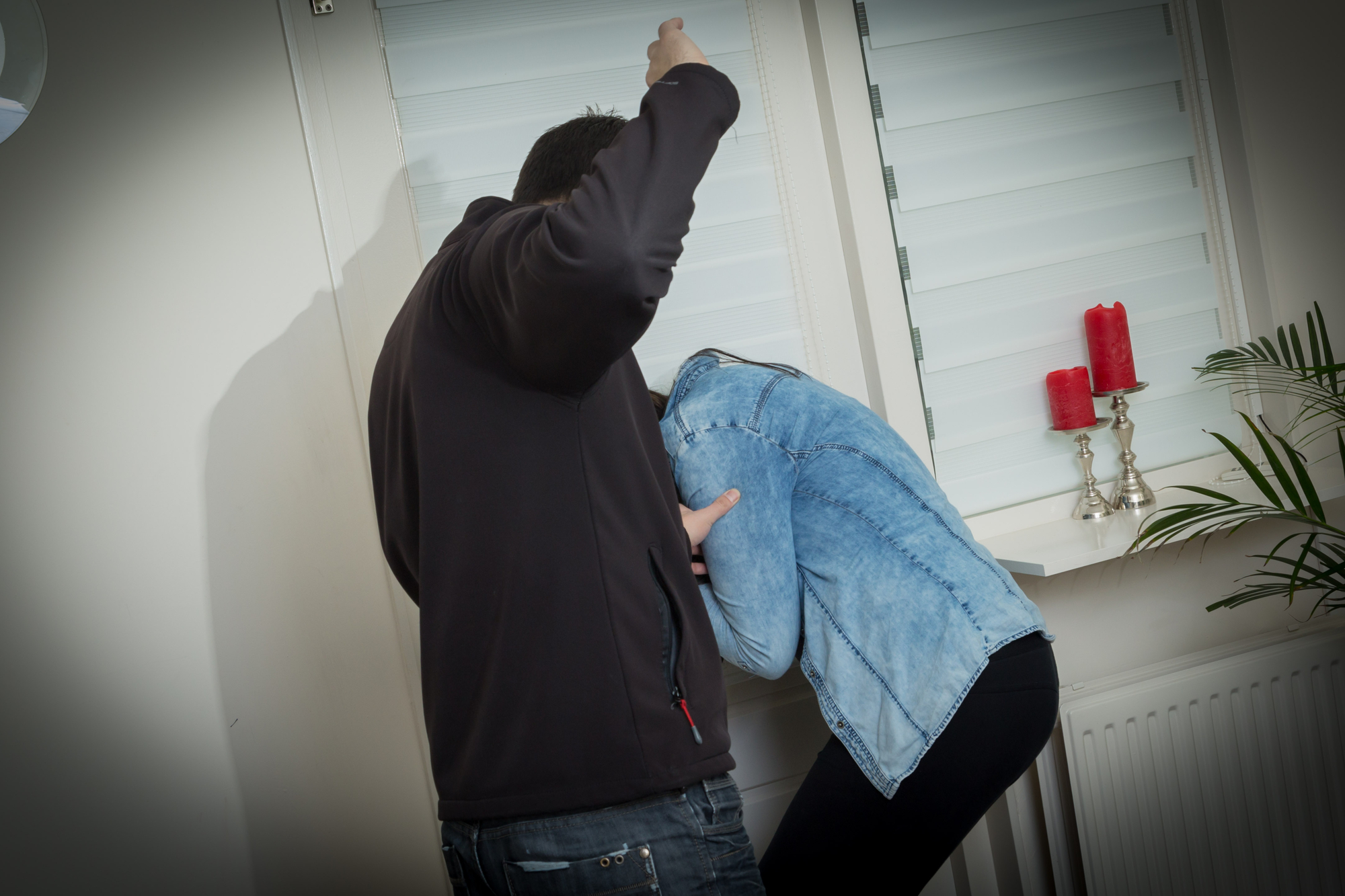 Bărbat scos cu Poliția din casă după ce și-a bătut soția