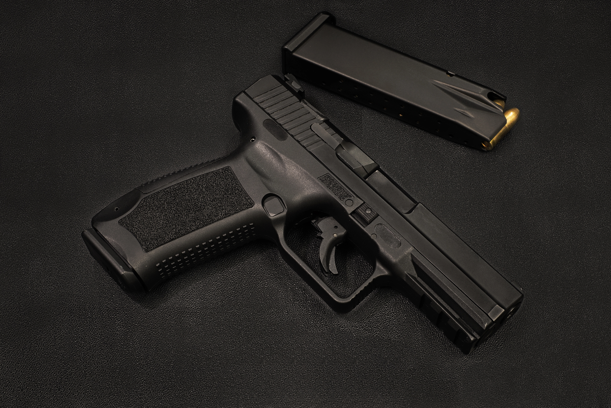 Controale ale polițiștilor la posesorii de arme din Botoșani: TREI dintre ei nu mai au voie să le folosească