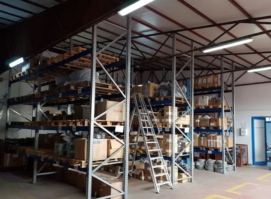 Un hoț „pasionat” de construcții a furat trei zile la rând materiale dintr-un depozit 