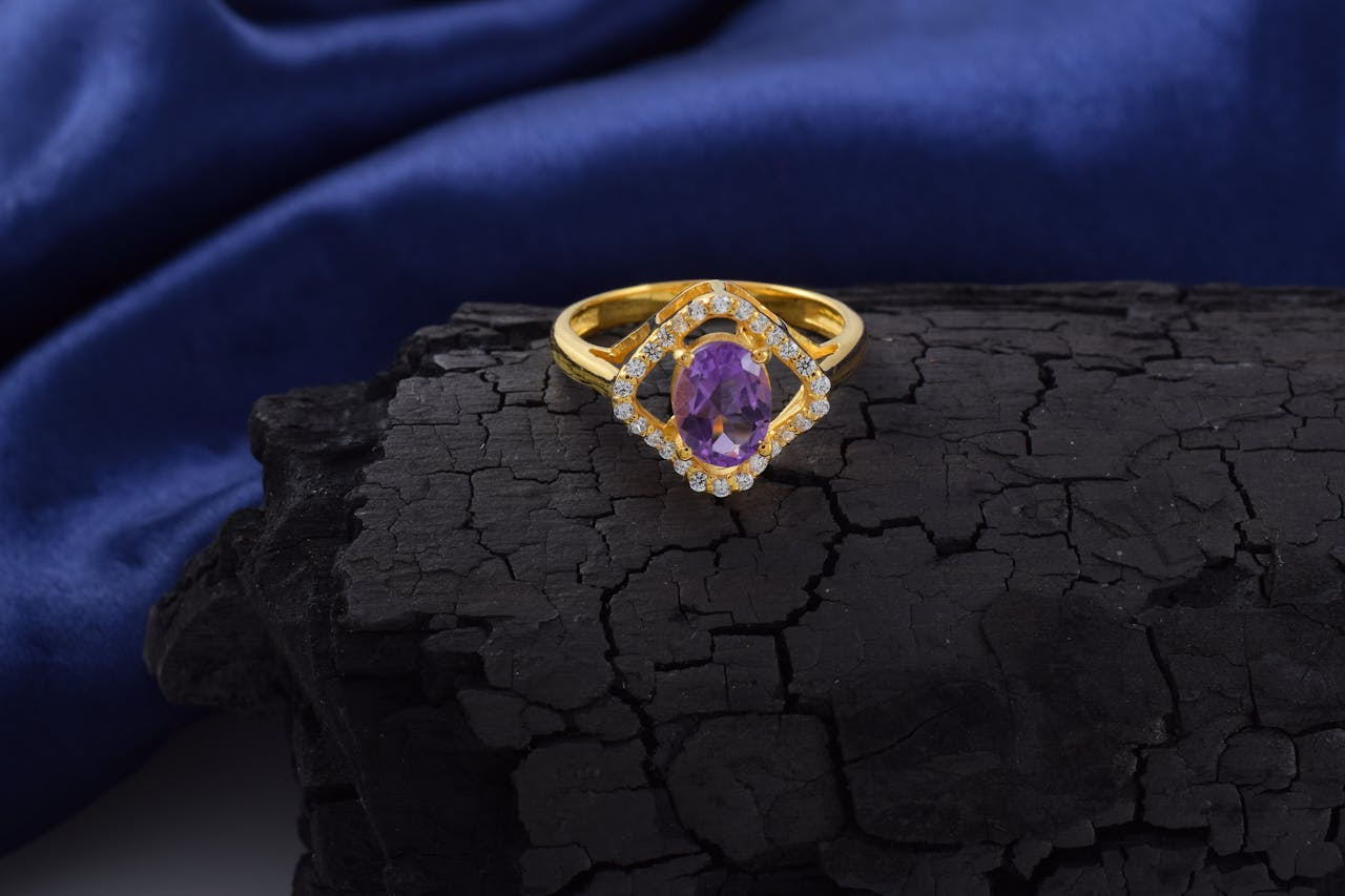 Spune adio clasicului: 6 modele de inele de logodnă care ies din tipare