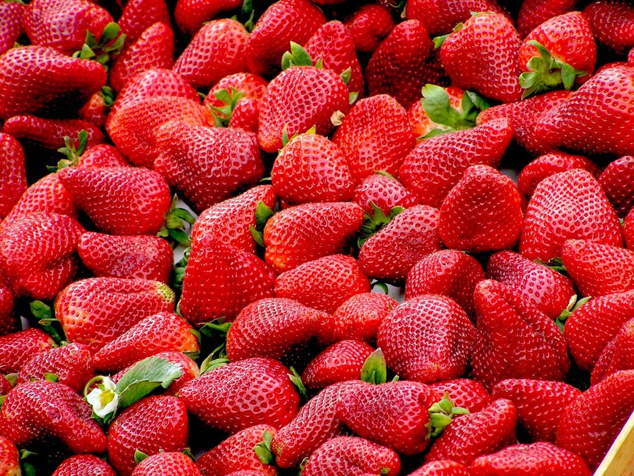 Strawberry skin - o problemă estetică foarte comună. Iată ce ingrediente te pot ajuta