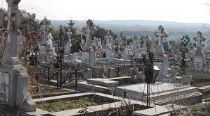 Prinsă în fapt de polițiștii locali în Cimitirul Pacea: O persoană călca pe morminte