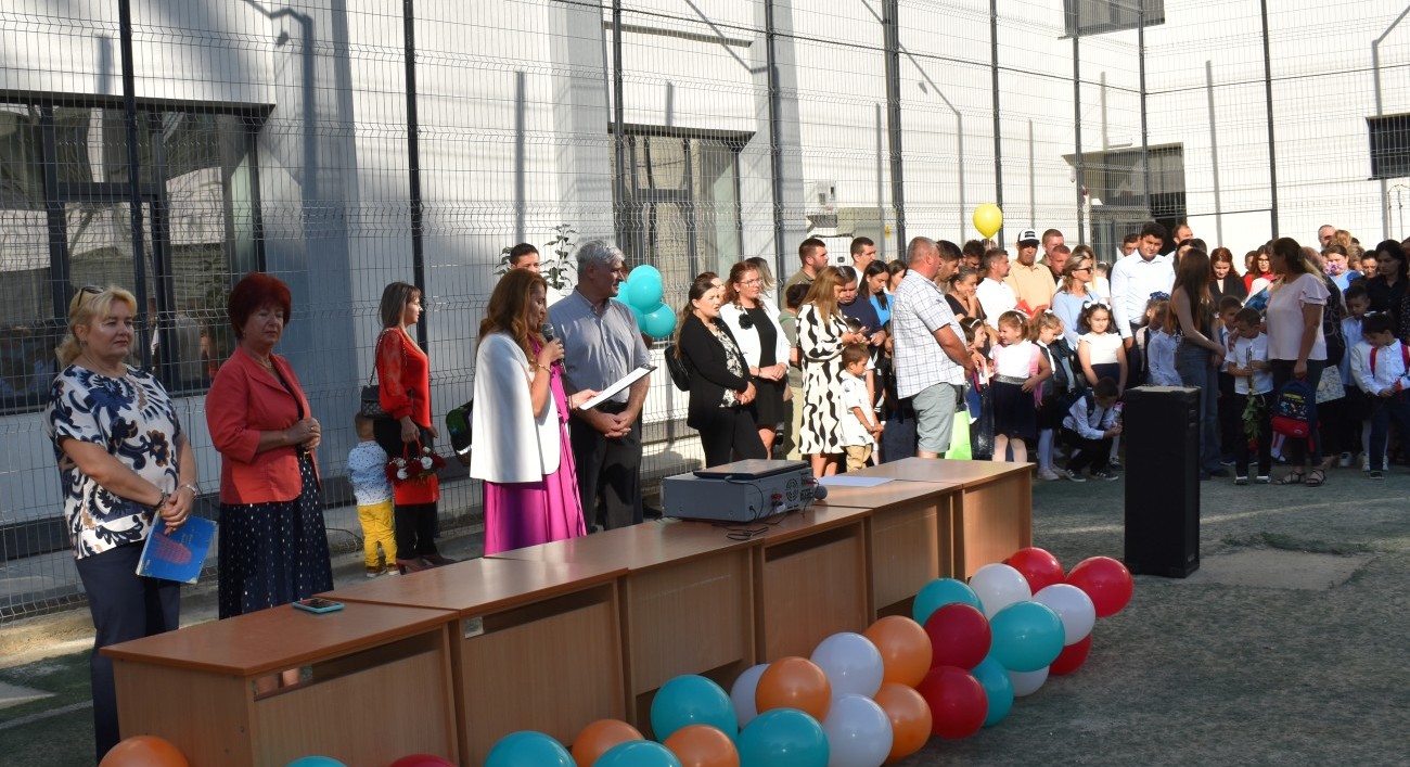 Moment emoționant la Școala 12: De ziua ei, directoarea a fost sărbătorită de sute de elevi – VIDEO 