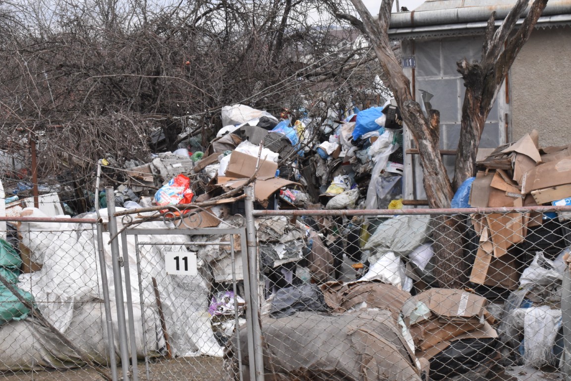 Curățenie cu Poliția și executorul judecătoresc în curtea unui botoșănean din municipiu – VIDEO 