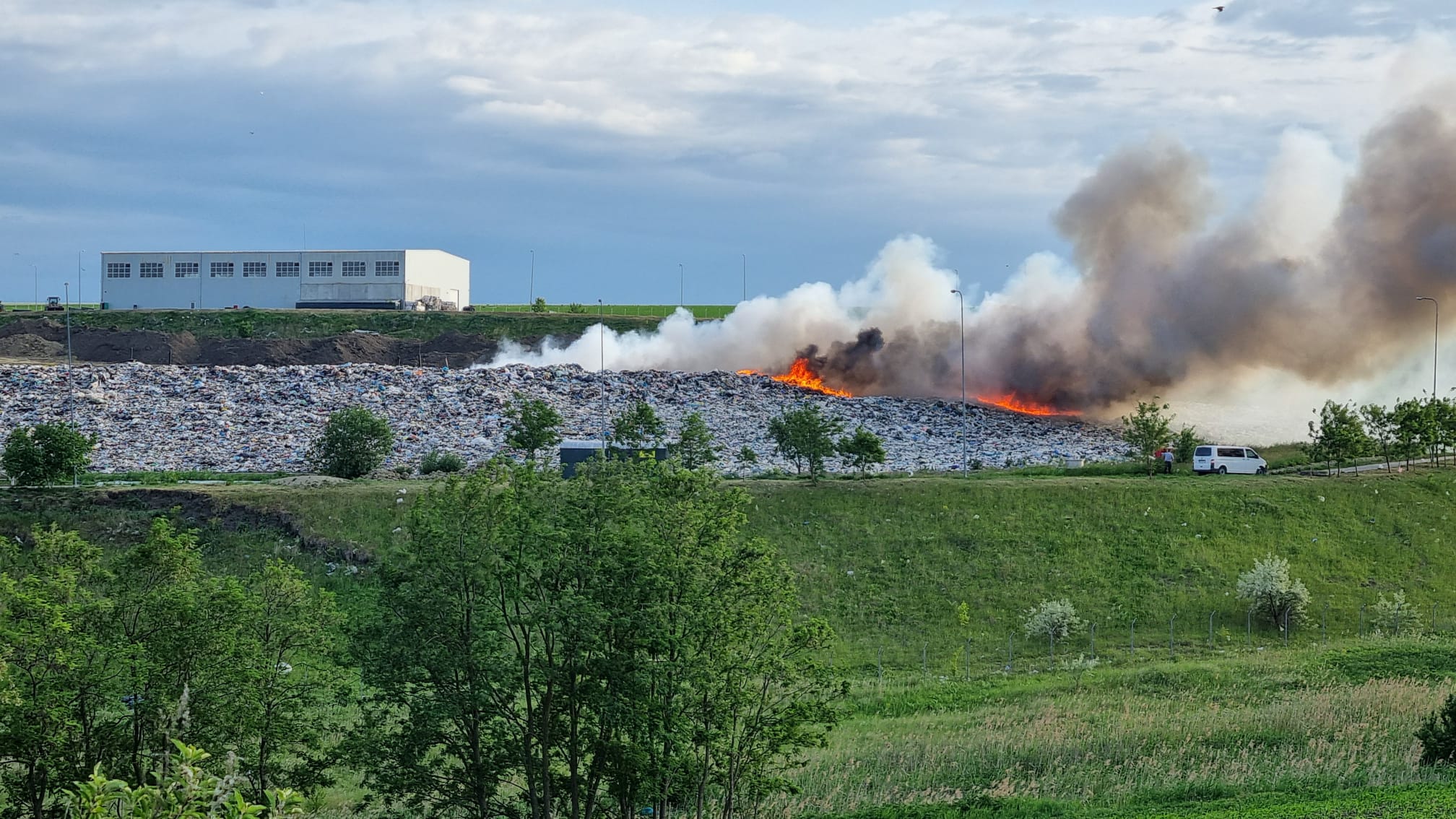 Garda de Mediu a cerut SUSPENDAREA autorizației de mediu pentru rampa de deșeuri a județului: E un dezastru acolo – VIDEO