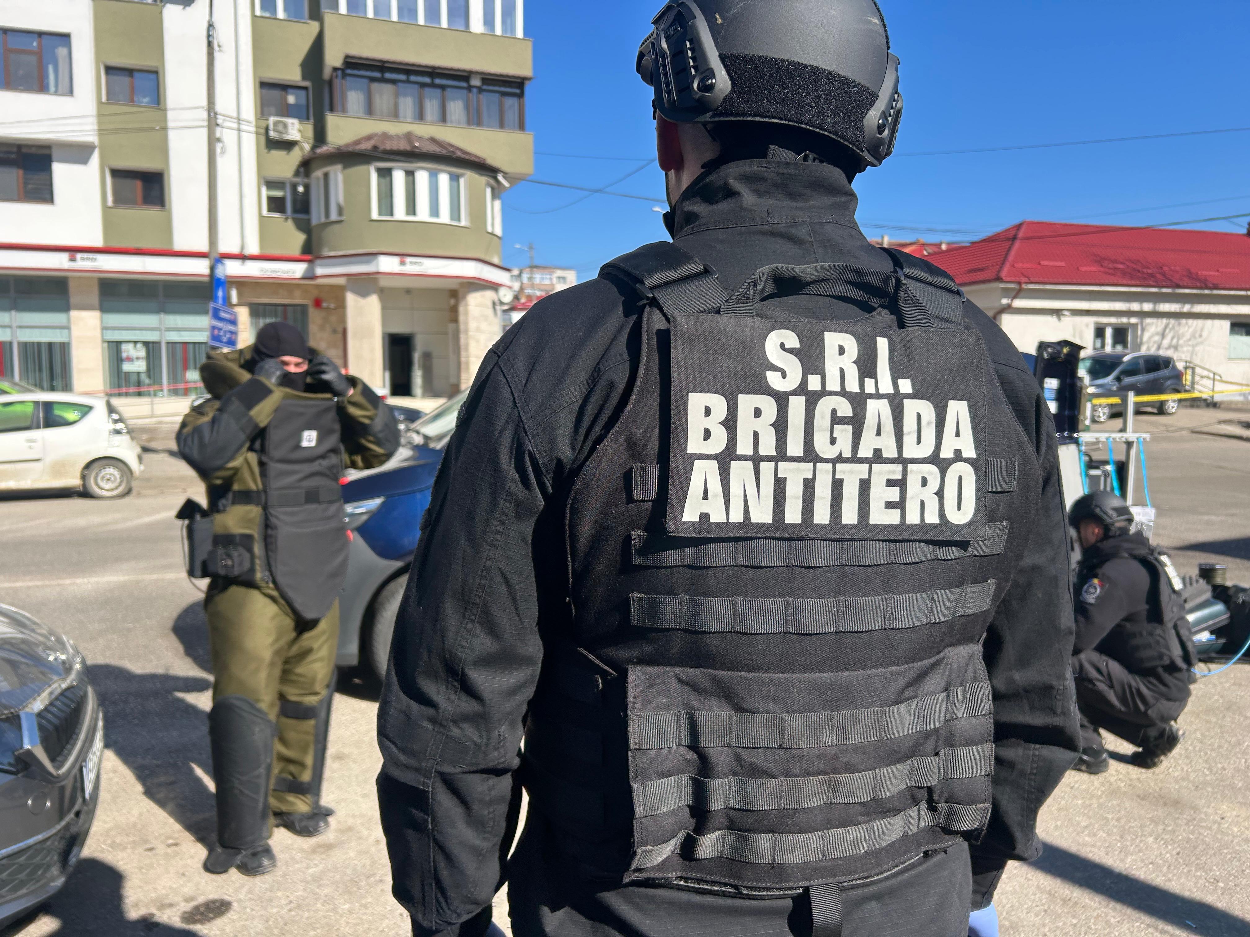 Desfășurare la bancă din cauza coletului suspect, forțele de ordine au împânzit zona 