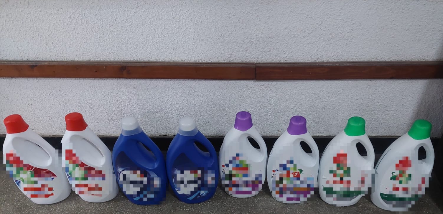 25 de bidoane de detergent contrafăcut la vânzare în piață, trei persoane au dat explicații jandarmilor