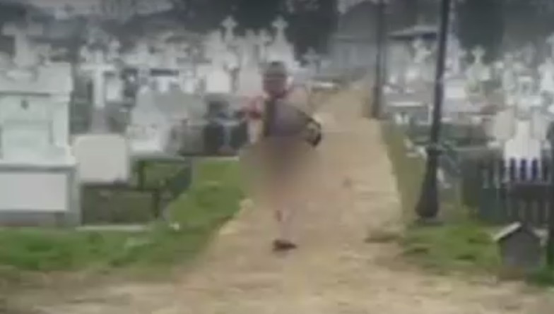 Un bărbat din Botoșani s-a dezbrăcat în cimitir: Martorii șocați de gesturile obscene