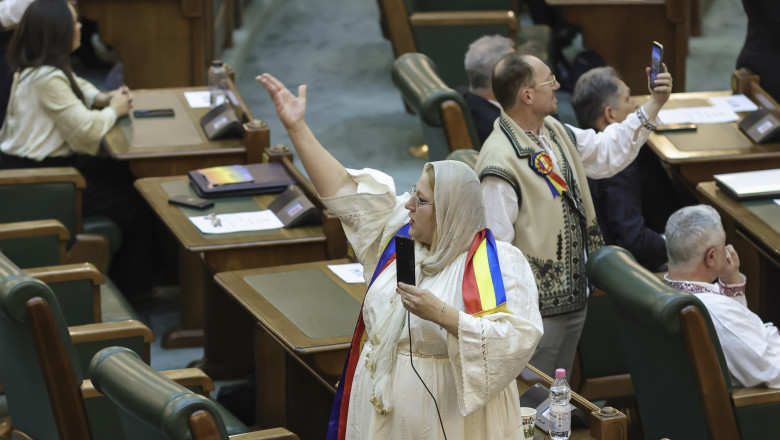 Demisii în cascadă în Parlament, Șoșoacă pierde 4 deputați și 2 senatori, unul este din Botoșani 