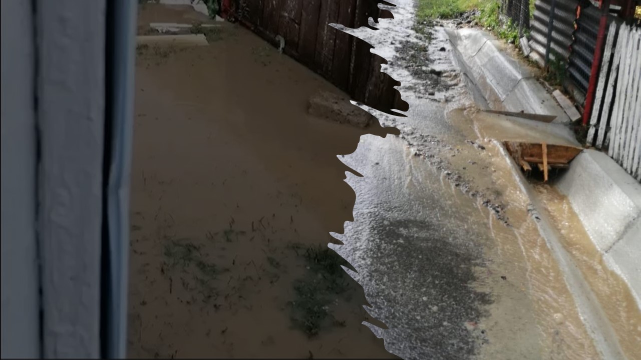  Familie disperată că îi intră apa în casă din cauza unor șanțuri făcute recent - VIDEO 