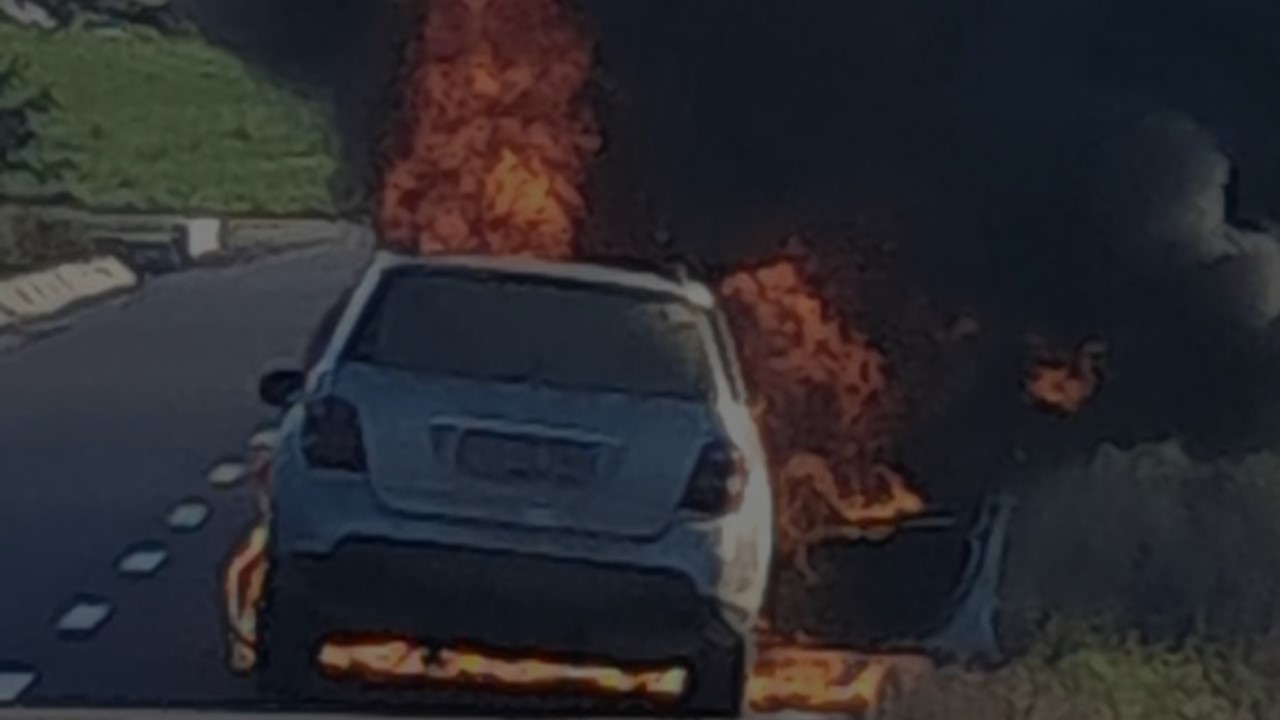 ACUM: O mașină arde ca o torță pe un drum din Botoșani – VIDEO 