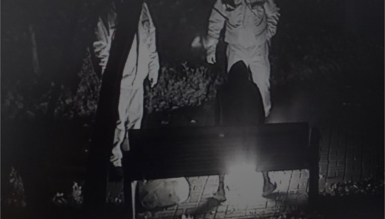 SEARA TRECUTĂ: Un bărbat a făcut focul în parc pentru a se încălzi