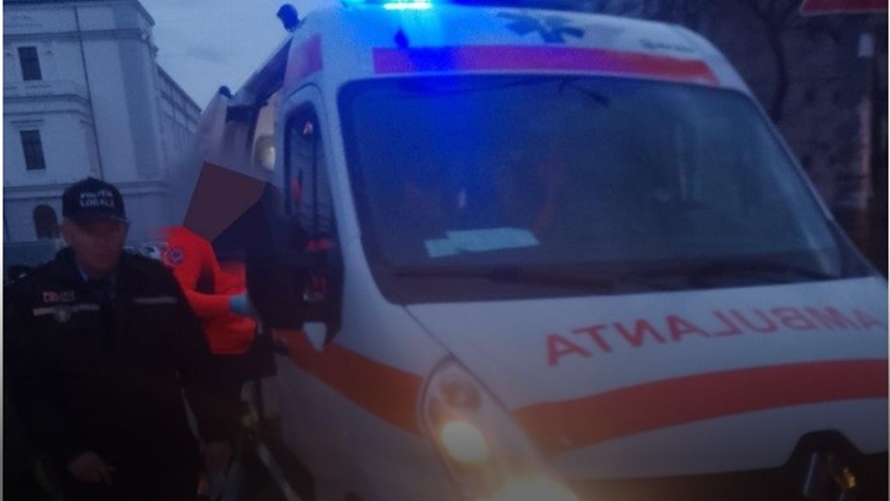 Ambulanța chemată pe Pietonalul Unirii: Botoșănean, la un pas de moarte din cauza frigului