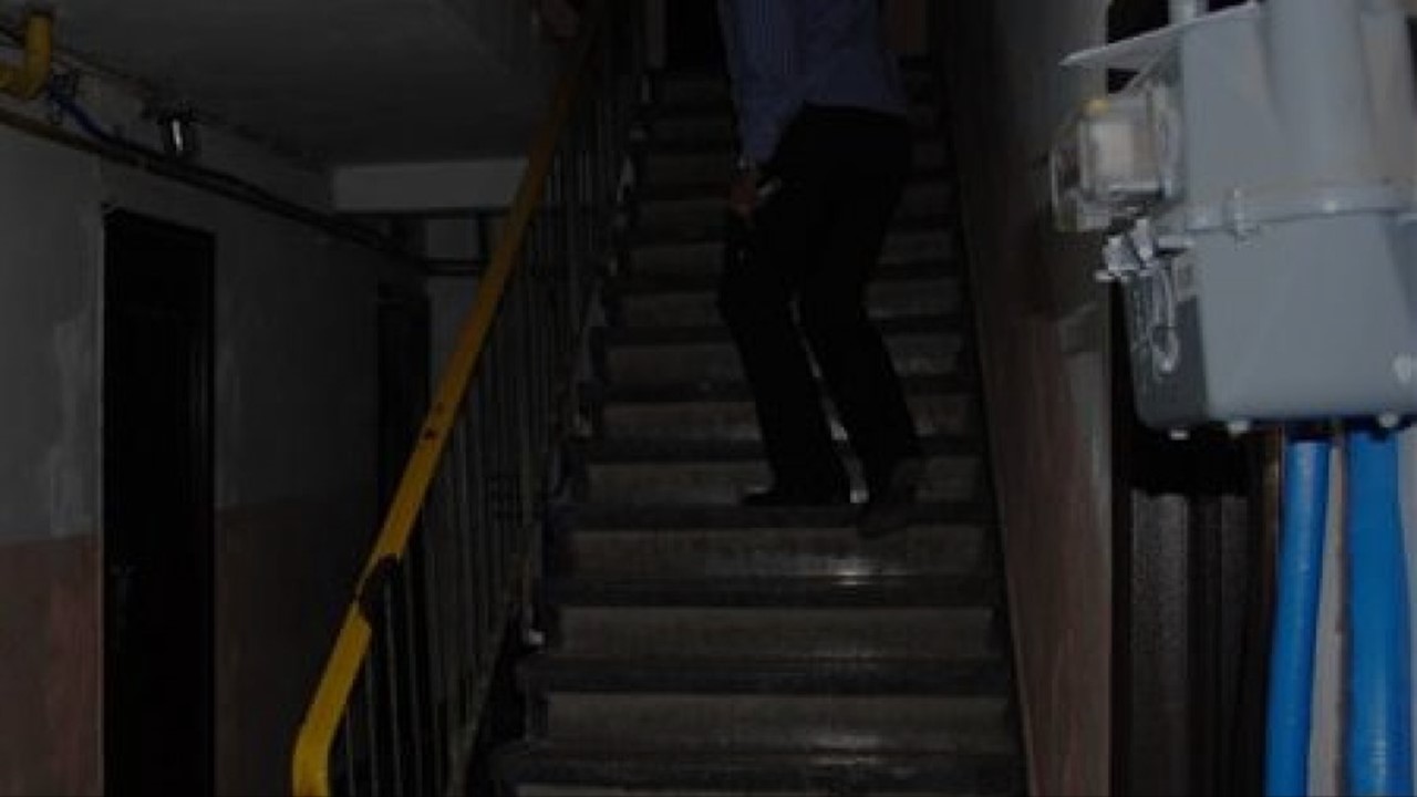 La un pas de crimă în scara unui bloc: Doi botoșăneni au tăbărât pe prietenul lor de pahar 