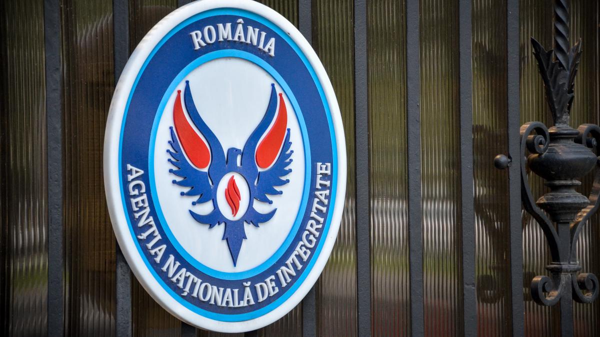 Un primar și un secretar general din județ vizați de ANI