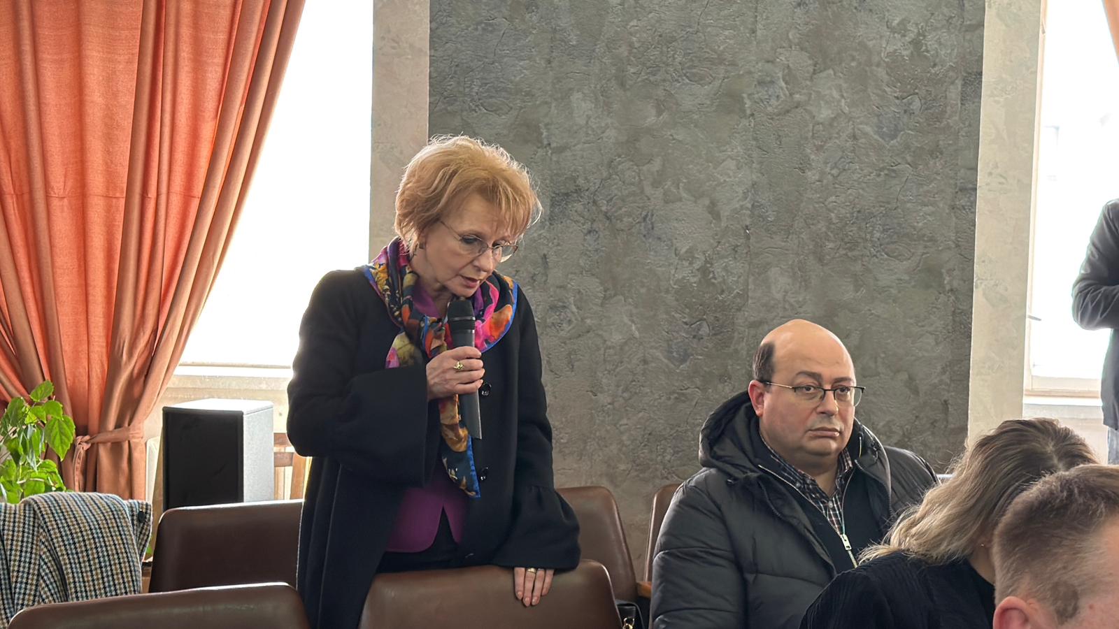 directoarea economica de la Apa luat la intrebari