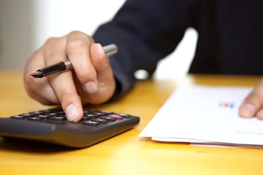 Directorul unei companii „hulite” cu 11.000 de euro pe lună: Ce înseamnă angajat al statului? Trebuie să mor de foame?