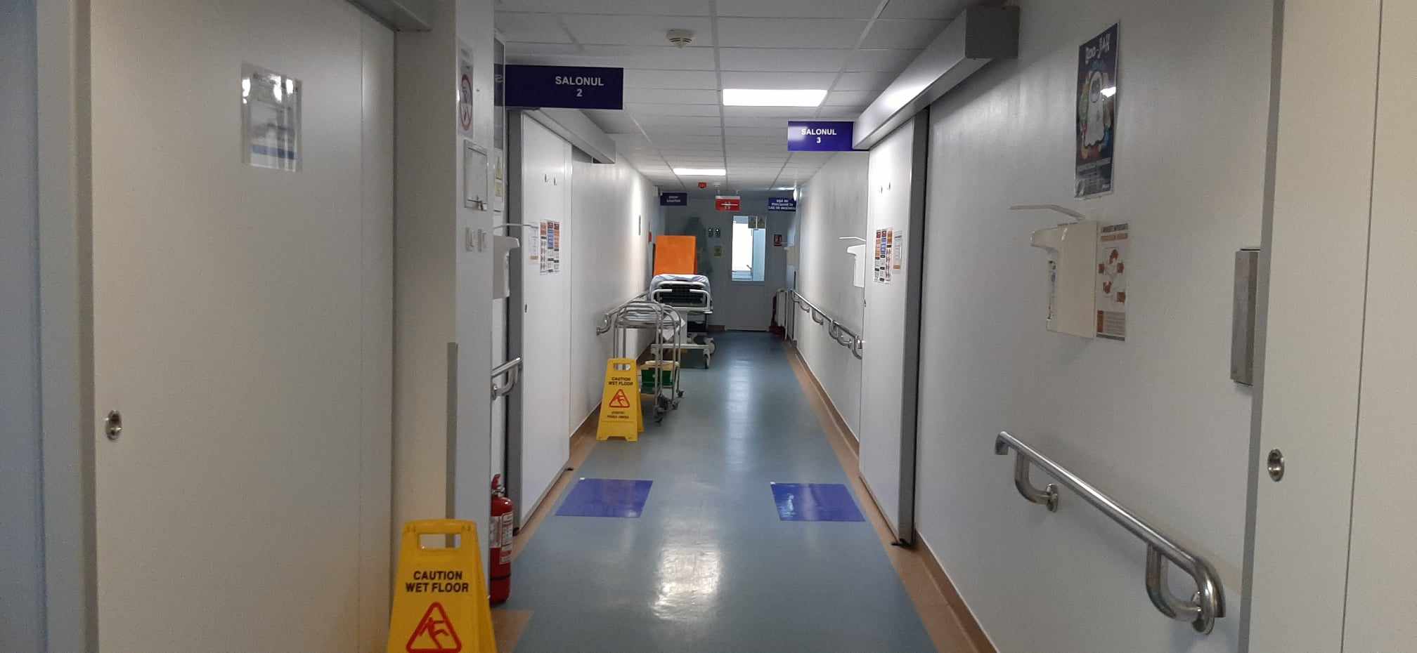Dispozitive medicale de peste 200.000 de lei găsite în vestiarele unor medici de la Ortopedie