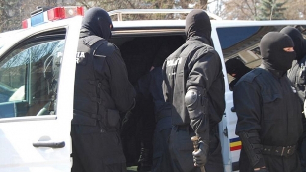 Unul dintre cei mai puternici foști primari ai județului săltat de procurori alături de soție