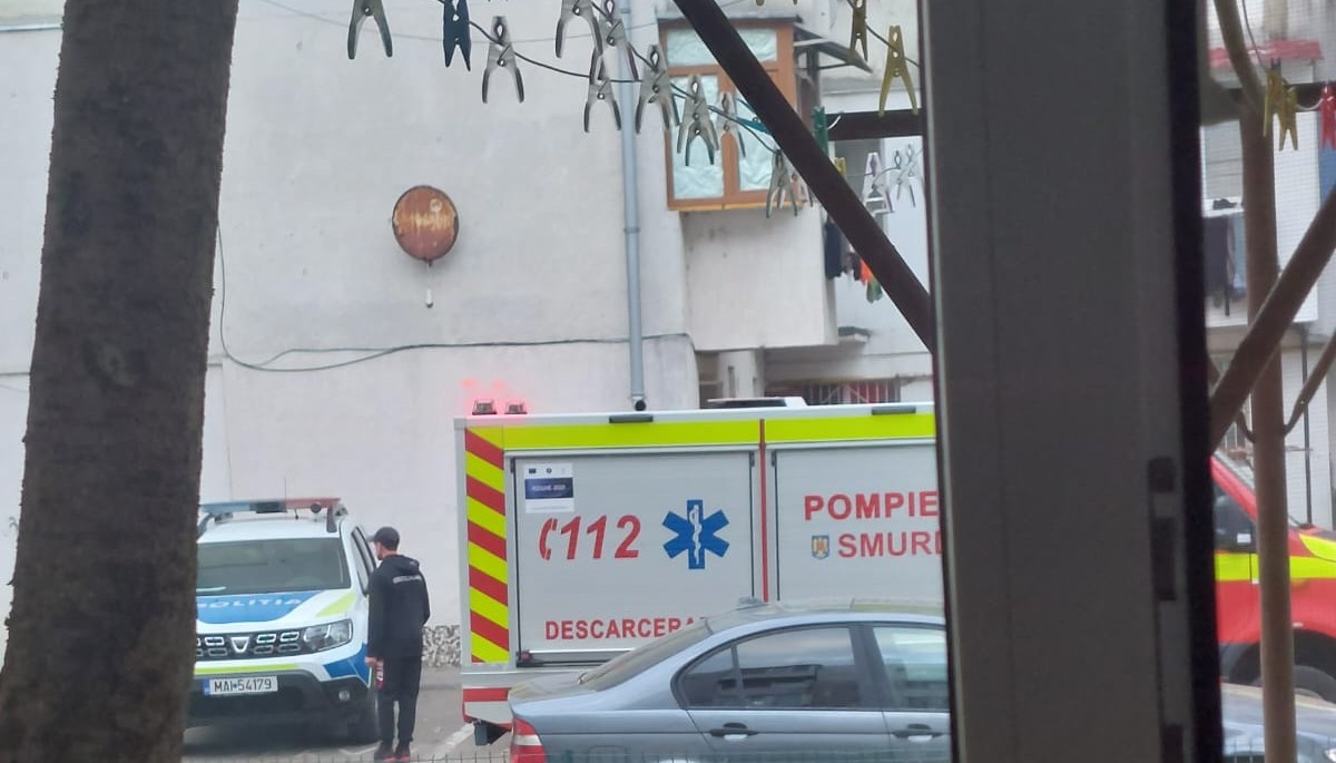 Doi iubiți din Parcul Tineretului s-au îmbătat atât de tare încât au sunat la pompieri să le descuie ușa