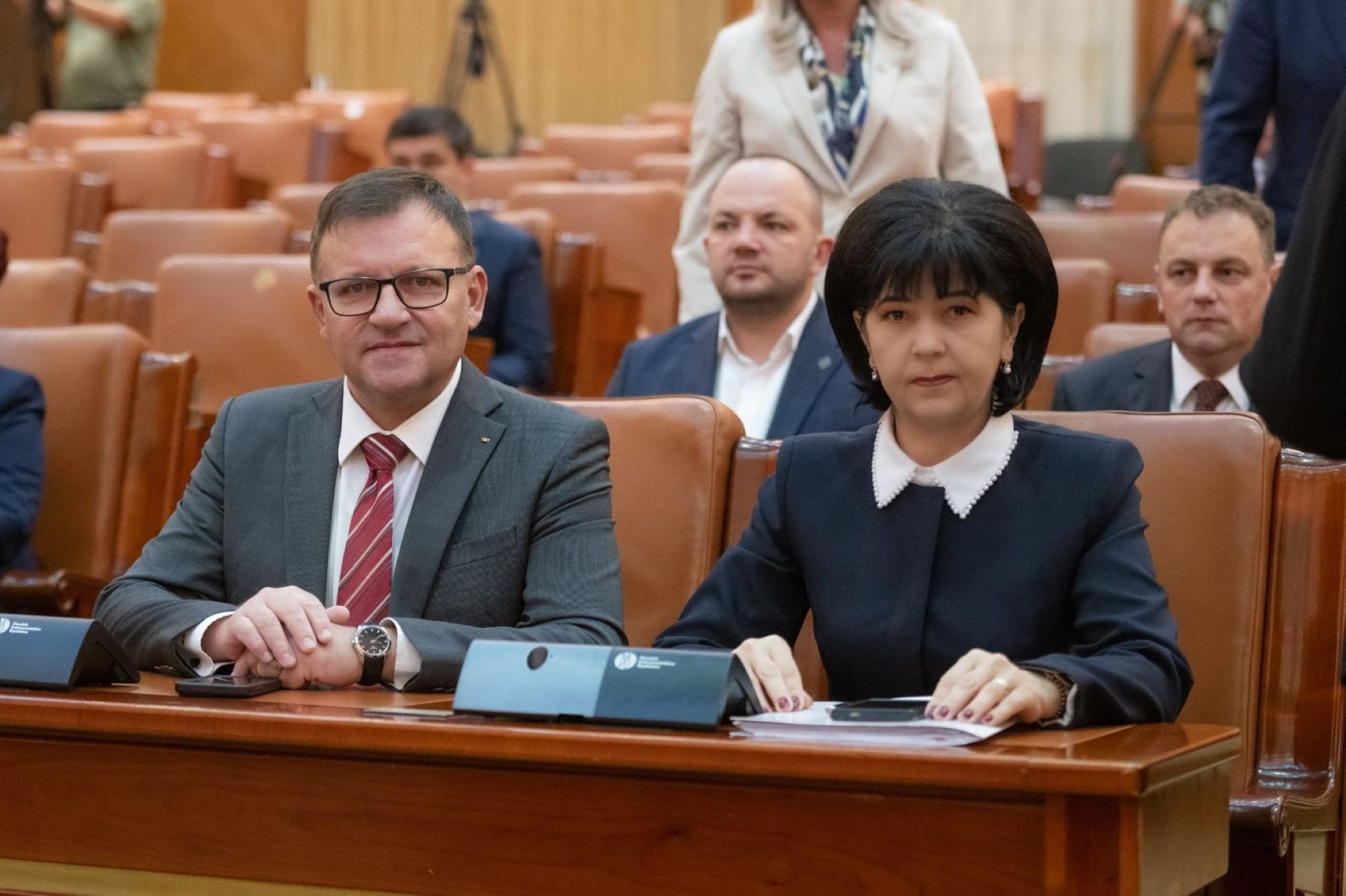 Bani pentru seniorii cu venituri mici și copiii cu dizabilități, obținuți de PSD în Parlament