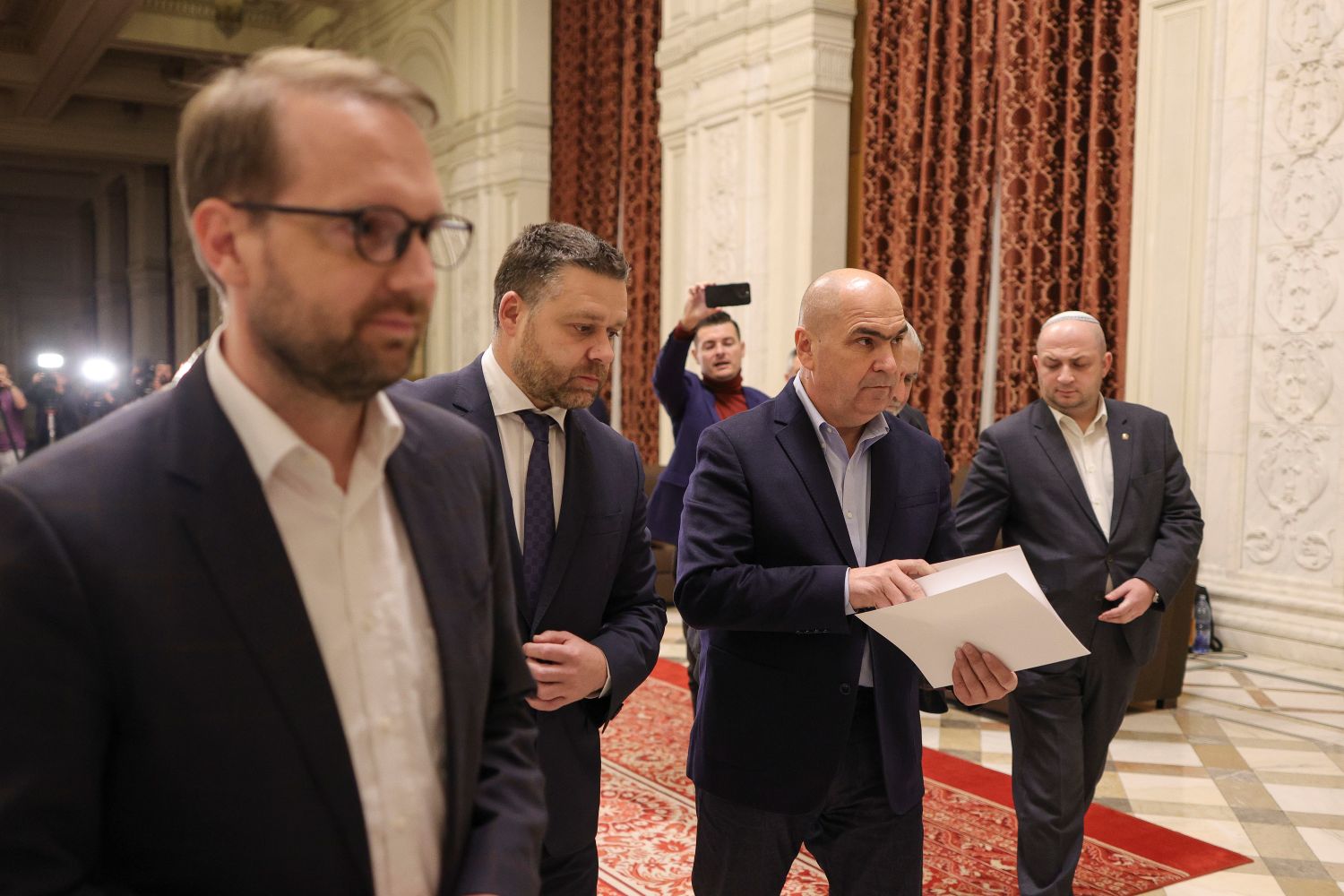 Întâlnire de ultimă oră între Ilie Bolojan, Kelemen Hunor și Dominic Fritz, înainte de ședința UDMR
