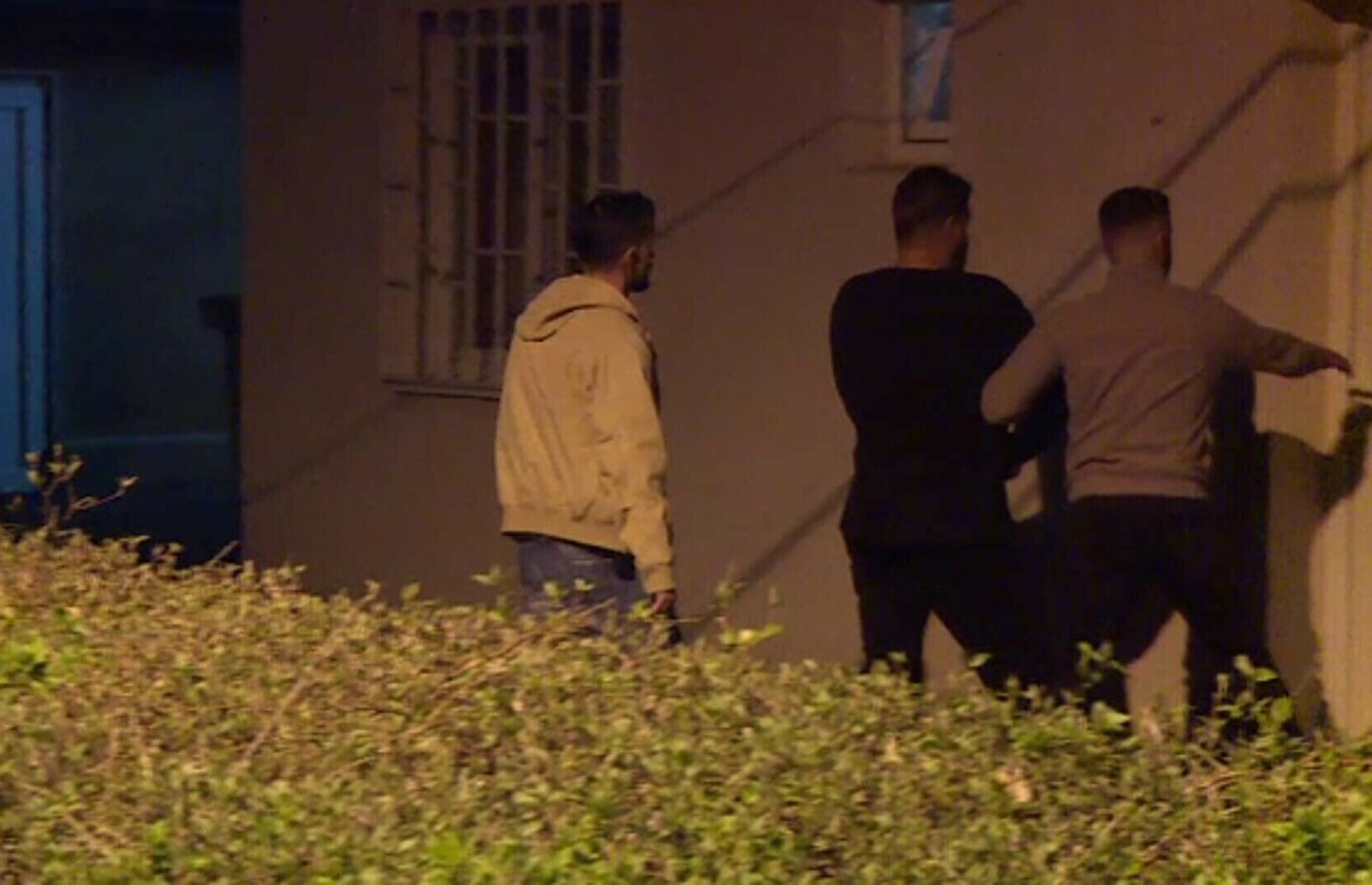 Patru tineri din Dorohoi au intrat în casa unui bărbat, l-au bătut și apoi au furat ce le-a căzut în mâini