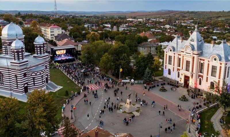 Dorohoiul pregătește o sărbătoare de trei zile cu tradiții, folclor și gala elevilor merituoși