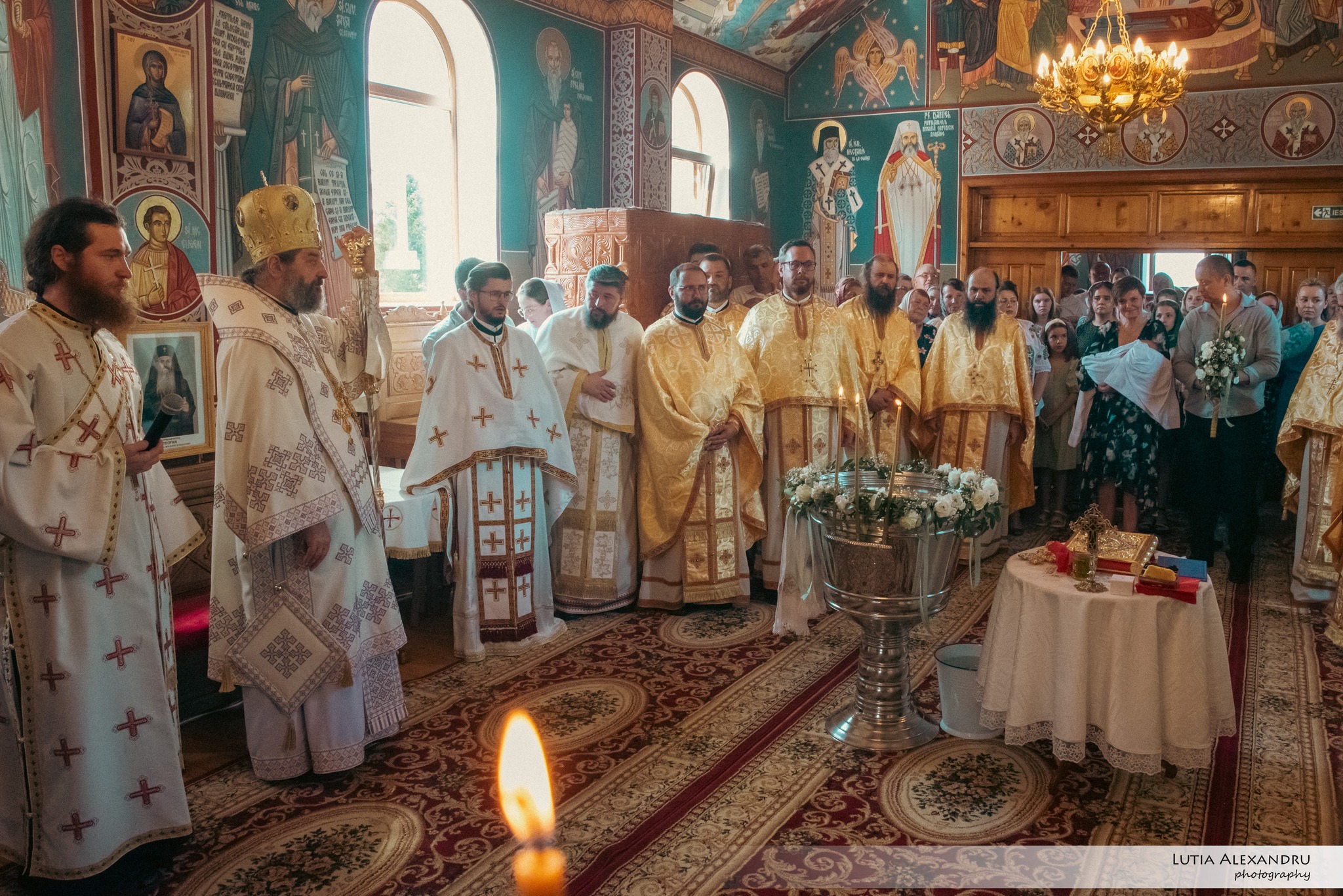 Momente emoționante într-o parohie: Preasfințitul Nichifor Botoșăneanul a botezat copilașul unui preot